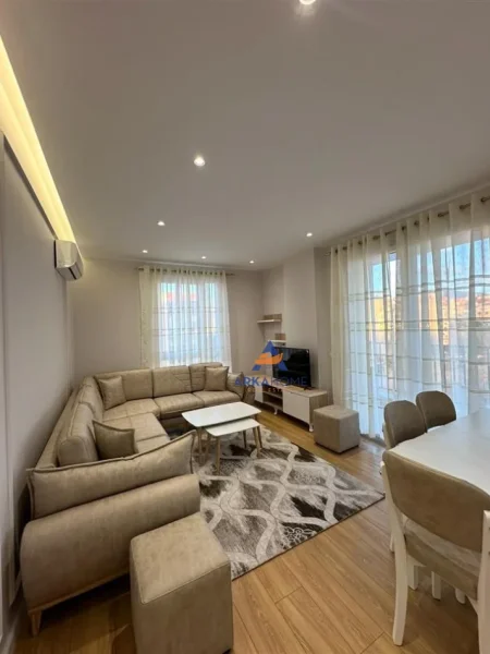 Tirane, jepet me qera apartament 1+1+Ballkon Kati 4, 60 m² 550 € (ISH FUSHA E AVICAIONIT)