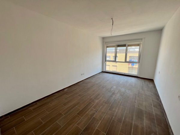 Tirane, jepet me qera apartament 2+1 Kati 6, 130 m² 450 € (Rruga xhanfize keko)