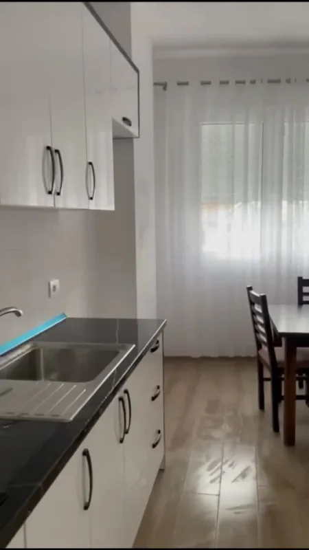 Tirane, jepet me qera apartament 2+1 , 90 m² 400 € 