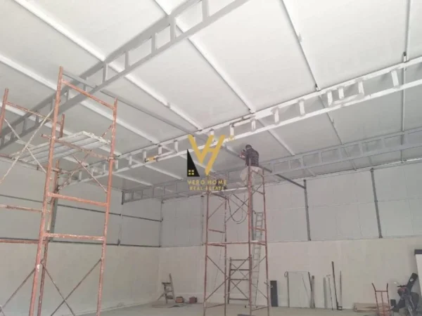 Tirane, jepet me qera magazine Kati 0, 250 m² 1.200 € (MEZEZ)