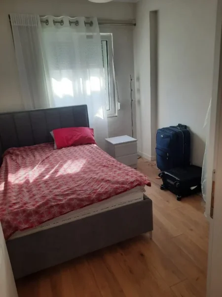Tirane, jepet me qera apartament 2+1 Kati 1, 99 m² 550 € (Rruga sefer tujani)