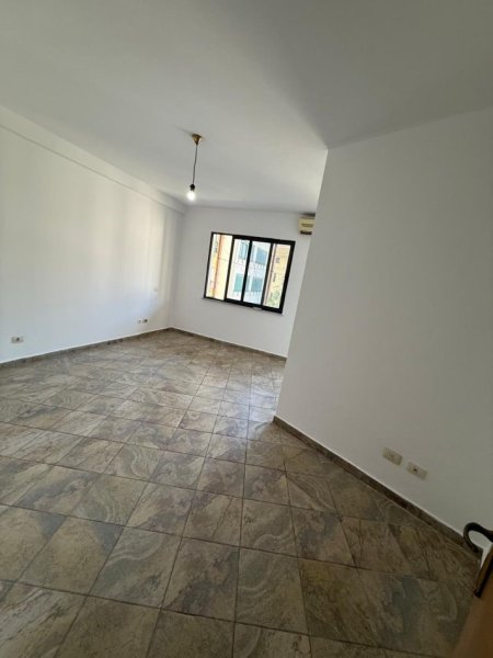 Tirane, shitet garsonier Kati 3, 45 m² 110.000 € (Mbas pallatit te telebingos)