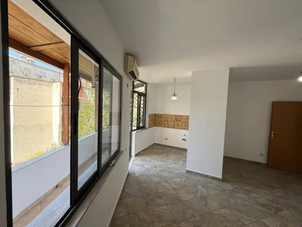 Tirane, shitet garsonier Kati 3, 45 m² 110.000 € (Mbas pallatit te telebingos)