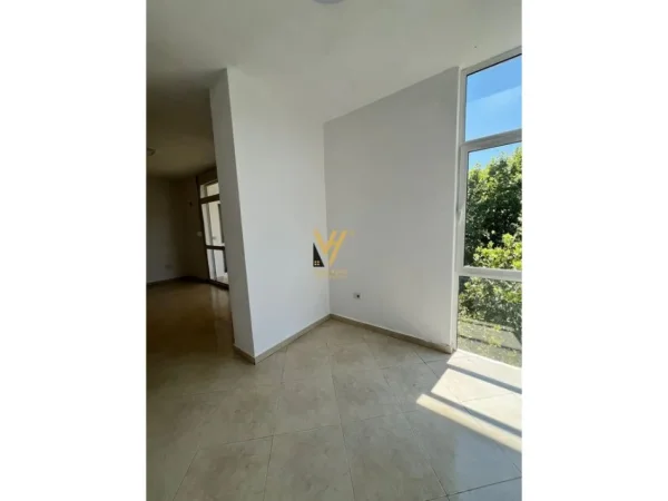 Tirane, jepet me qera zyre Kati 5, 130 m² 1.000 € (ISH EKSPOZITA SOT)