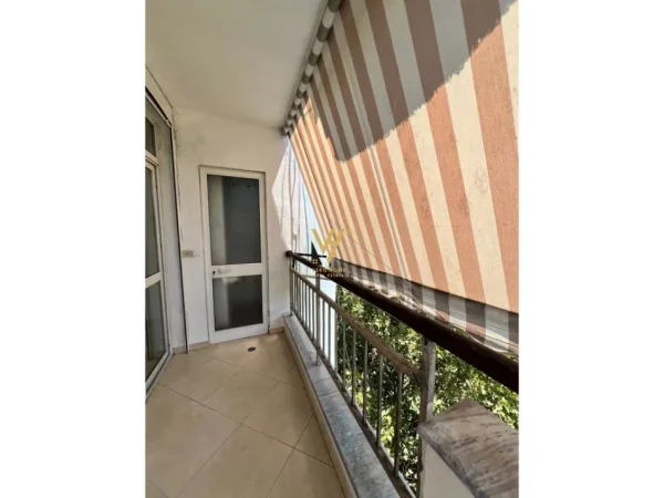 Tirane, jepet me qera zyre Kati 5, 130 m² 1.000 € (ISH EKSPOZITA SOT)