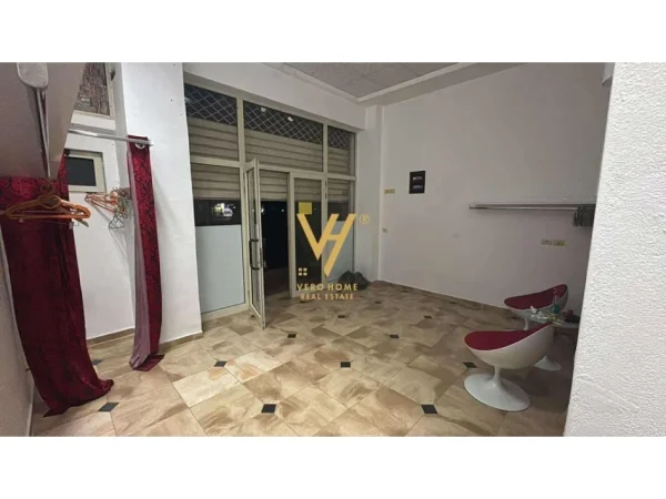 Tirane, jepet me qera dyqan Kati 0, 35 m² 350 € (UNAZA E RE)