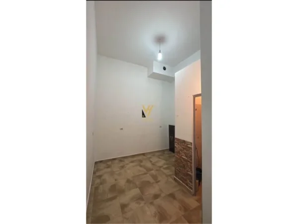 Tirane, jepet me qera dyqan Kati 0, 35 m² 350 € (UNAZA E RE)