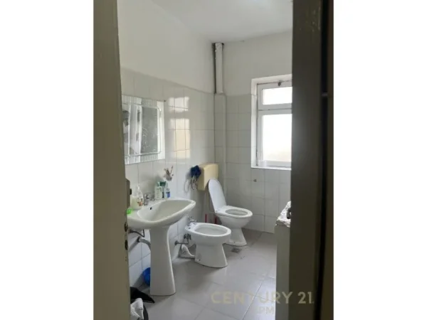 Tirane, jepet me qera apartament 2+1 Kati 4, 93 m² 550 € (Vasil Shanto)
