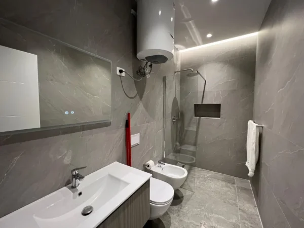 Tirane, jepet me qera apartament 2+1 Kati 4, 92 m² 700 € (Rruga 5 maji)