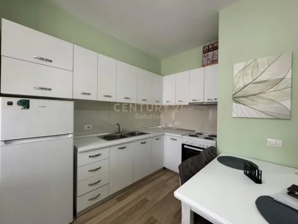 Tirane, jepet me qera apartament 1+1 Kati 3, 70 m² 700 € (Toptani)