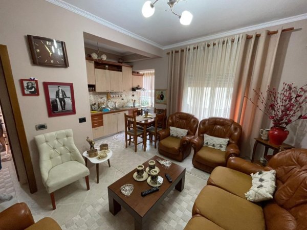 Tirane, jepet me qera apartament 1+1 Kati 4, 58 m² 550 € (Rruga myslym shyri)
