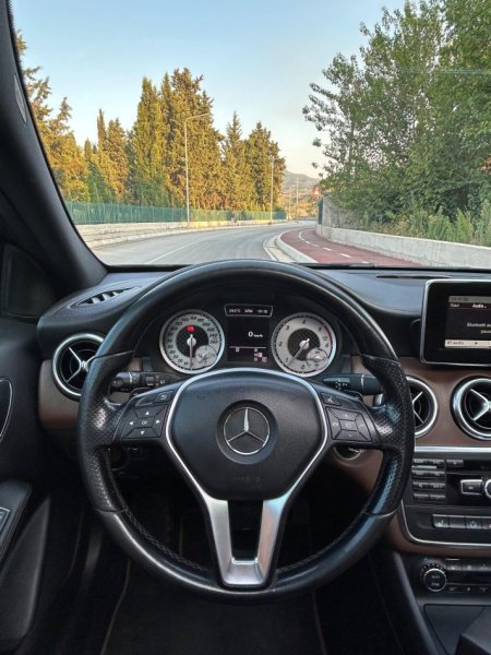 Elbasan, shitet makine Mercedez Benz A Class Nafte, bezhë automatik Klima 185.000 km 10.800 €