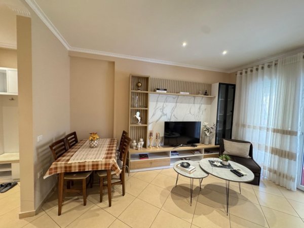 Tirane, jepet me qera apartament 1+1+Ballkon Kati 4, 70 m² 600 € (Perballe Delijorgjit)