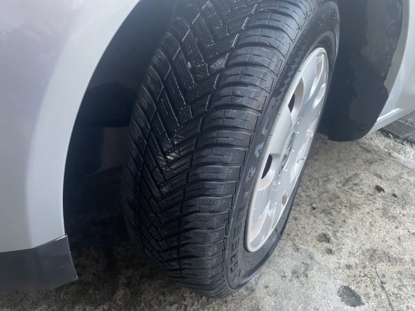 Korce, shitet makine Nafte, gri metalizato manuale 250.000 km 4.100 €