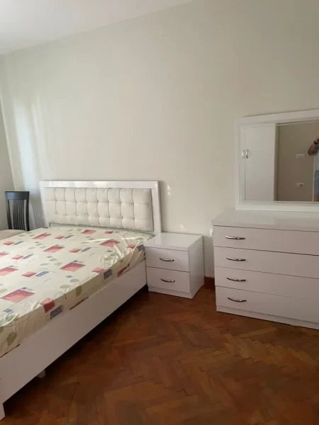 jepet me qera , 550 €