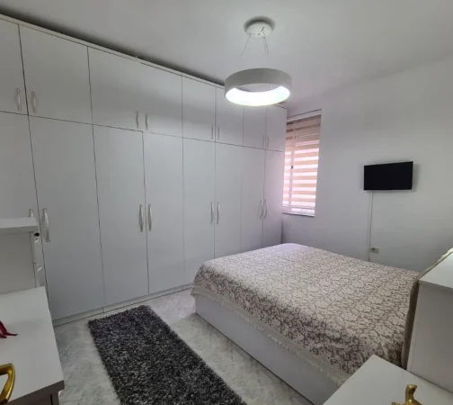 Tirane, jepet me qera 1+1 , 55.000 € (RRUGA KONGRESI MANASTIRIT, PERBALLE SHKOLLES ÇAJUPI,)