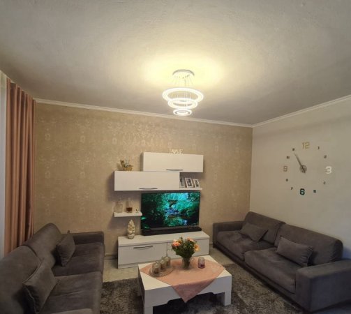 Tirane, jepet me qera 1+1 , 55.000 € (RRUGA KONGRESI MANASTIRIT, PERBALLE SHKOLLES ÇAJUPI,)