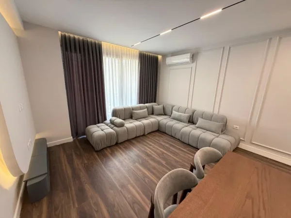 Tirane, jepet me qera apartament 2+1 Kati 4, 120 m² 1.000 € (Ish fusha e aviacionit)