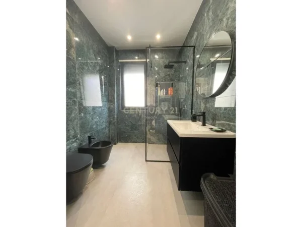 Tirane, shes apartament 2+1+2+ Parkim , 121 m² 369.000 € (Liqeni i Thate)