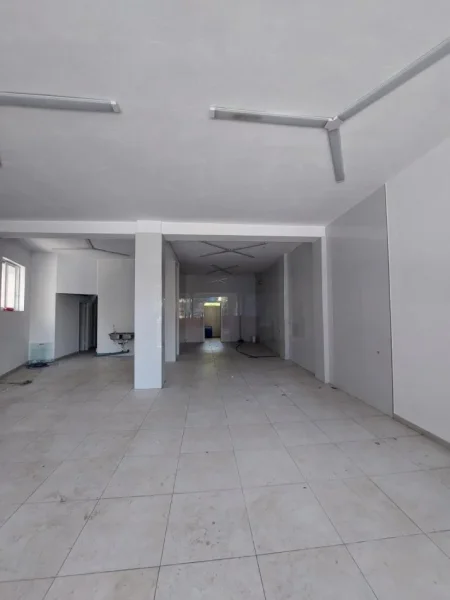 Tirane, jepet me qera dyqan , 105 m² 800 € (RR.4 DESHMORET)