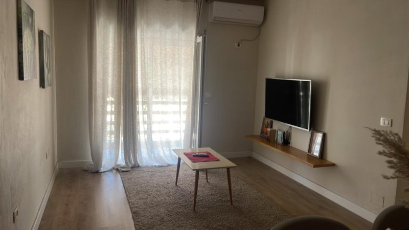 Tirane, jepet me qera apartament 1+1+Ballkon Kati 5, 90 m² 560 € (Rruga e Dibres)