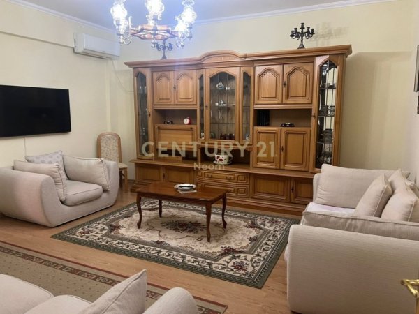 Tirane, jepet me qera apartament 2+1+Aneks+Ballkon Kati 2, 90 m² 700 € (Neom118890)