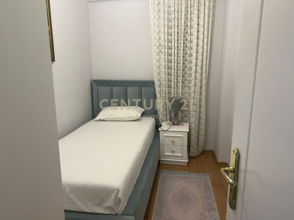 Tirane, jepet me qera apartament 2+1+Aneks+Ballkon Kati 2, 90 m² 700 € (Neom118890)