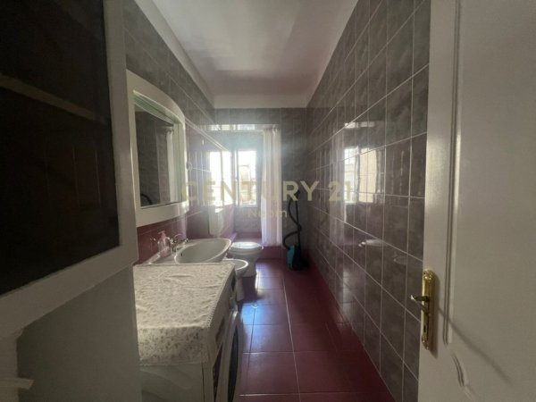 Tirane, jepet me qera apartament 2+1+Aneks+Ballkon Kati 2, 90 m² 700 € (Neom118890)