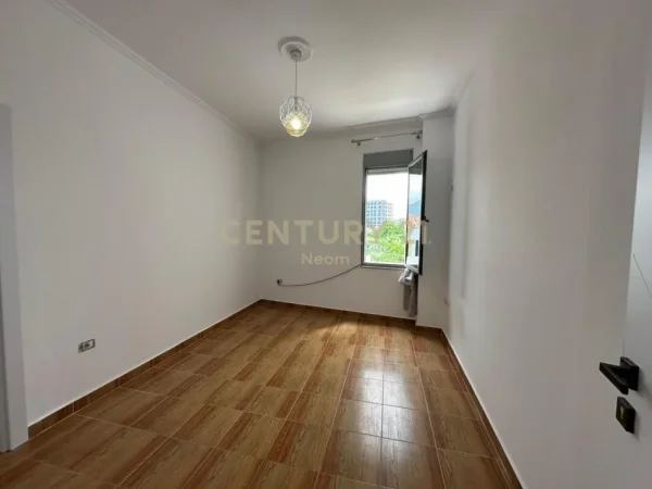 Tirane, jepet me qera apartament 3+1+Aneks+Ballkon Kati 3, 103 m² 700 € (Neom118922)