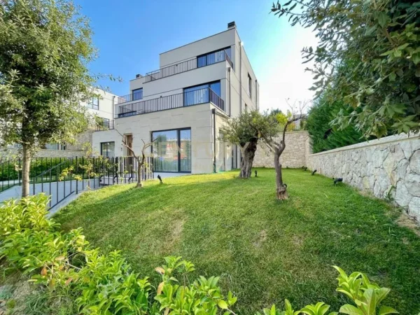 Tirane, jepet me qera Vile 4+1+Aneks+Ballkon Kati 0, 425 m² 4.000 € (Neom119088)