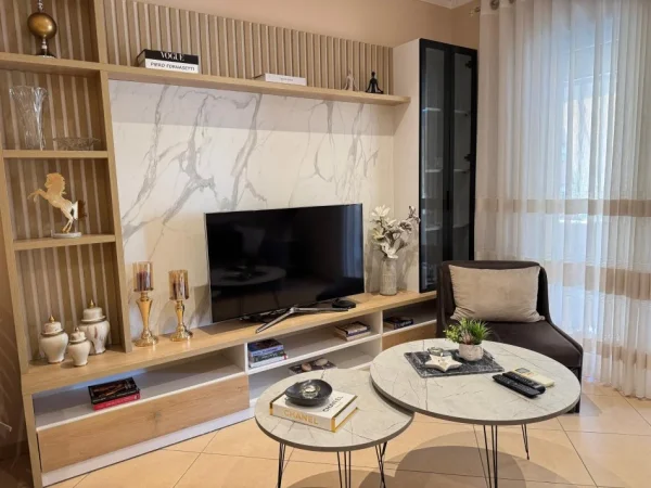 Tirane, jepet me qera apartament 1+1 , 70 m² 600 € 