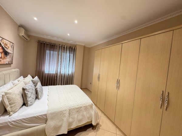 Tirane, jepet me qera apartament 1+1 , 70 m² 600 € 