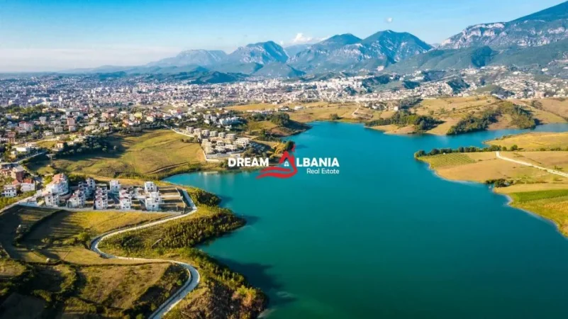 Tirane, shitet toke , 2.100 m² 273.000 € (tek Liqeni Farkes)