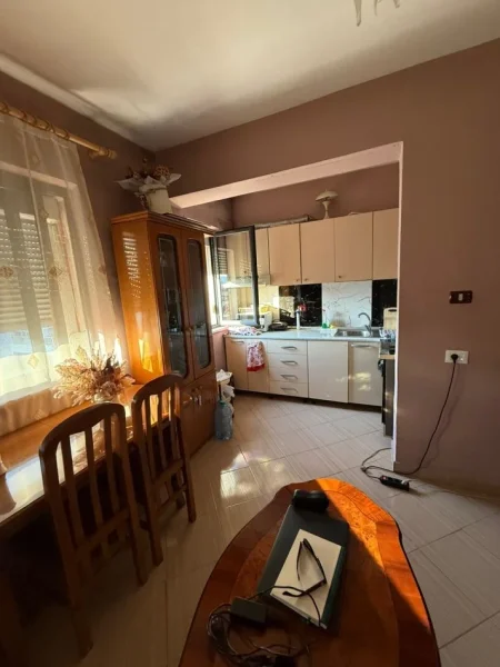 Tirane, shitet apartament 1+1 Kati 3, 