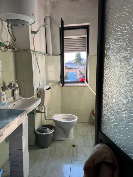 Tirane, shitet apartament 1+1 Kati 3, 