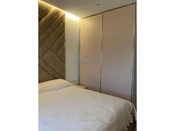 Durres, shitet apartament 3+1+Aneks+Ballkon Kati 6, 189 m² 300.000 € (Golem)