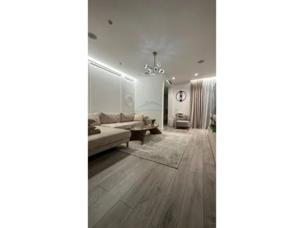 Durres, shitet apartament 3+1+Aneks+Ballkon Kati 6, 189 m² 300.000 € (Golem)