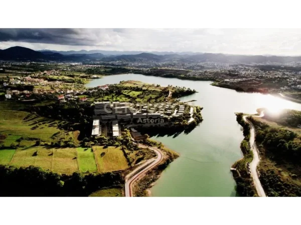 Tirane, shes apartament 3+1 Kati 1, 136 m² 450.000 € (Liqeni i farkes)