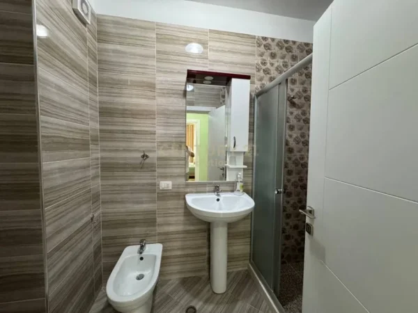 Tirane, jepet me qera apartament 1+1 Kati 3, 67 m² 700 € (PRANE TOPTANIT)