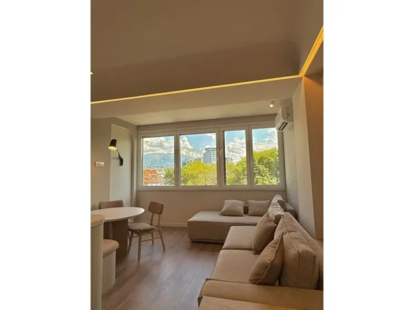 Tirane, jepet me qera apartament 1+1 Kati 7, 70 m² 1.000 € (Myslym Shyrit)