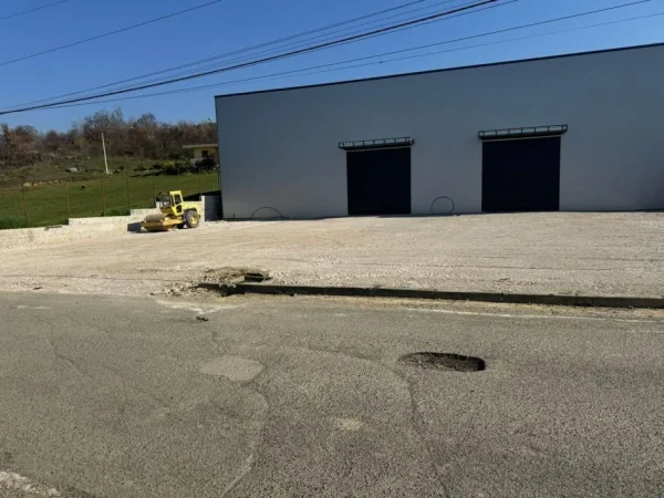 Tirane, jepet me qera magazine , 22.000 m² 4.000 € (Kashar)