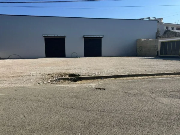 Tirane, jepet me qera magazine , 22.000 m² 4.000 € (Kashar)