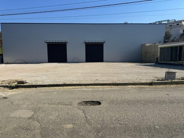 Tirane, jepet me qera magazine , 22.000 m² 4.000 € (Kashar)