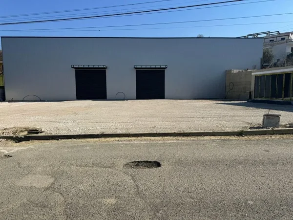 Tirane, jepet me qera magazine , 22.000 m² 4.000 € (Kashar)