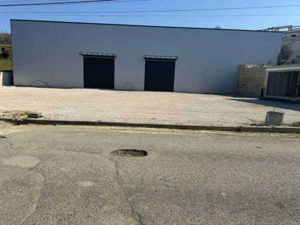 Tirane, jepet me qera magazine , 22.000 m² 4.000 € (Kashar)