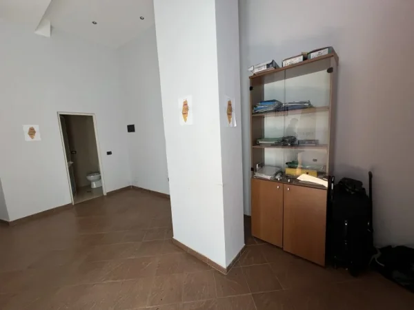 Tirane, Zyre/Ambient biznesi me qera. Kati 0, 35 m² 40.000 Leke (Rruga Mahmut Fortuzi, prane Rr. Barrikada)