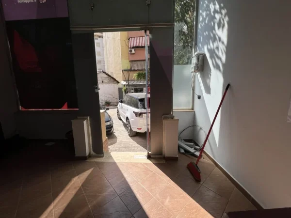 Tirane, Zyre/Ambient biznesi me qera. Kati 0, 35 m² 40.000 Leke (Rruga Mahmut Fortuzi, prane Rr. Barrikada)