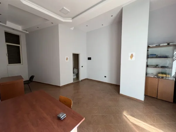 Tirane, Zyre/Ambient biznesi me qera. Kati 0, 35 m² 40.000 Leke (Rruga Mahmut Fortuzi, prane Rr. Barrikada)