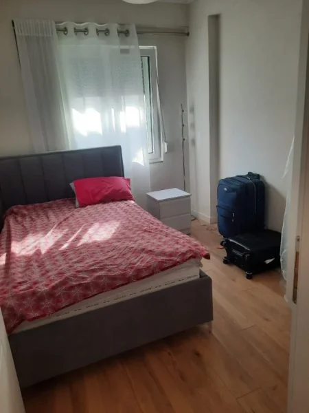 Tirane, jepet me qera apartament 2+1 Kati 1, 95 m² 550 € 