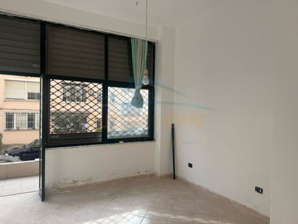 Durres, shitet ambjent biznesi Kati 0, 21 m² 30.000 € (Prane Shkolles &quot;Leonik Tomeo&quot;, Durres)